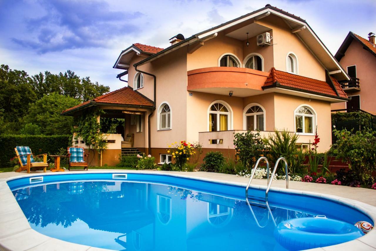 Katarina With Pool Vila *